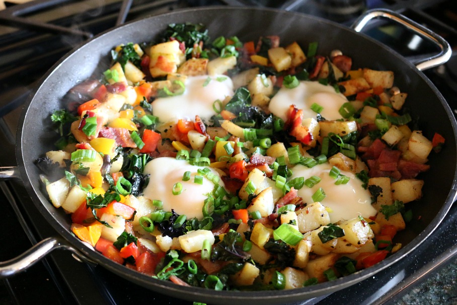 Easy One Pan Breakfast including a step by step instruction for making this amazing Skillet Breakfast Hash in your very own kitchen. 