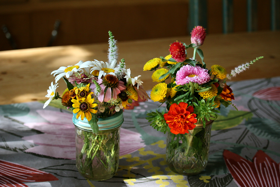On the left a garden bouquet I purchase at the growers market. On the right the one I made with garden flowers. "INSPIRATION" 