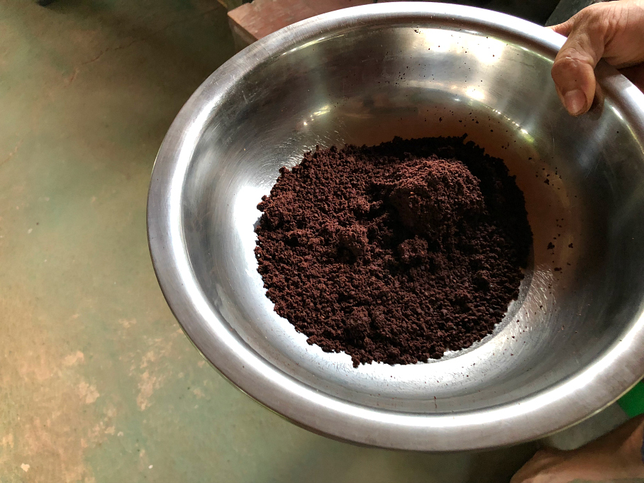 George showing us the fresh ground cocoa powder that he made with the grinder. La Iguana Chocolate Costa Rica 